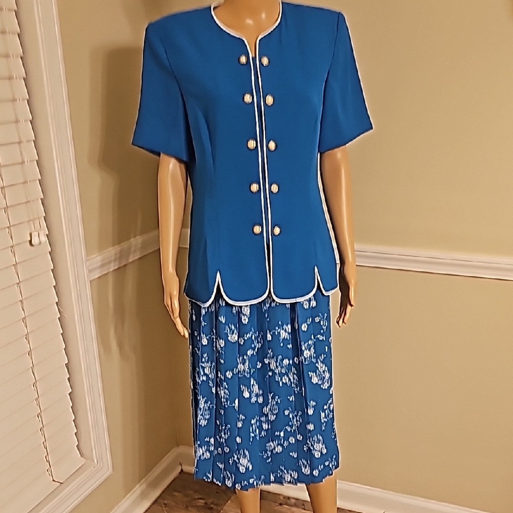 Leslie Fay Three Piece Skirt Set With Scarf